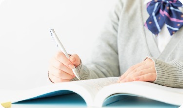 ノートにシャープペンで書き込む生徒の手元